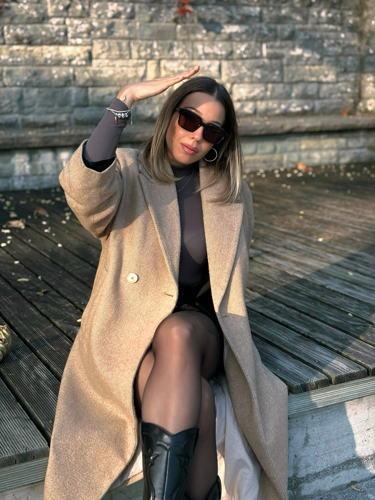 Person mit EYENEED Sonnenbrille vor einer urbanen Kulisse