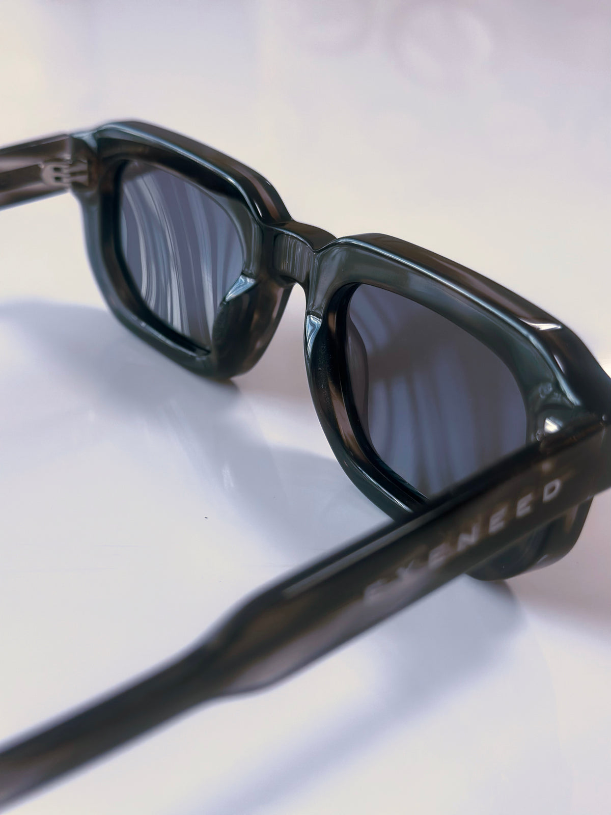 Sonnenbrille auf einer hellen Steinoberfläche